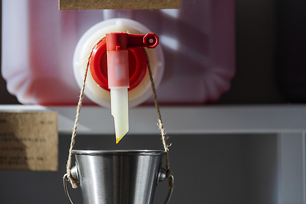 포토 JPG 실내 그림자 사람없음 자연보호 재활용 세제 양동이 친환경 대형 리필 플라스틱통 제로웨이스트 그린슈머 제로웨이스트샵 디스펜서 국내포토 자연 통 내부 환경 상점 그린캠페인 보호 플라스틱 사회이슈 파일형식