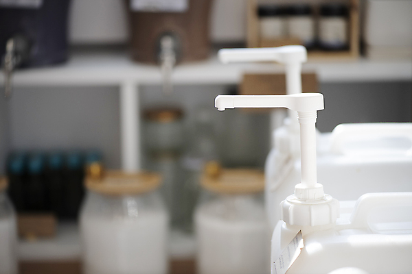 포토 JPG 실내 사람없음 아웃포커스 자연보호 재활용 용기 세제 친환경 진열장 대형 리필 플라스틱통 제로웨이스트 그린슈머 제로웨이스트샵 디스펜서 국내포토 그릇 자연 촬영기법 통 내부 환경 상점 그린캠페인 보호 플라스틱 사회이슈 파일형식