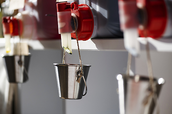 포토 JPG 선반 실내 사람없음 아웃포커스 자연보호 재활용 소프트포커스 세제 양동이 친환경 진열장 대형 리필 플라스틱통 제로웨이스트 그린슈머 제로웨이스트샵 디스펜서 국내포토 가구 자연 촬영기법 통 내부 환경 상점 그린캠페인 보호 플라스틱 사회이슈 파일형식