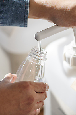 포토 JPG 손 실내 들기 아웃포커스 신체부위 자연보호 재활용 누름 세제 고객 친환경 펌프 리필 플라스틱통 제로웨이스트 그린슈머 제로웨이스트샵 디스펜서 국내포토 모션 자연 촬영기법 통 사람 내부 환경 상점 그린캠페인 보호 플라스틱 사회이슈 파일형식