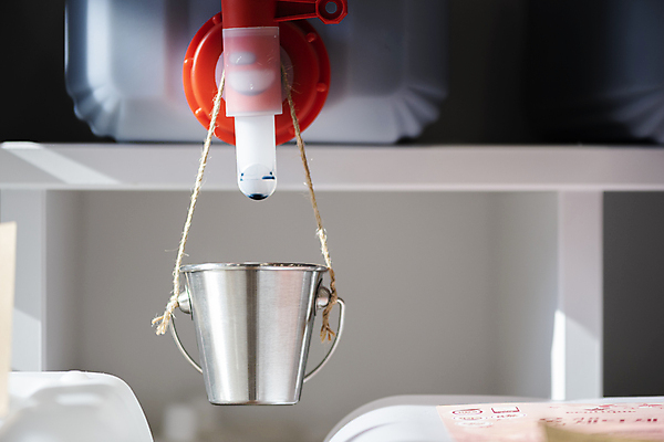 포토 JPG 선반 실내 사람없음 자연보호 재활용 세제 양동이 친환경 대형 리필 플라스틱통 제로웨이스트 그린슈머 제로웨이스트샵 디스펜서 국내포토 가구 자연 통 내부 환경 상점 그린캠페인 보호 플라스틱 사회이슈 파일형식