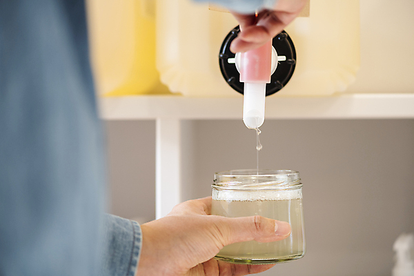 포토 JPG 손 유리병 선반 실내 들기 신체부위 자연보호 재활용 잡기 소프트포커스 세제 고객 친환경 담기 리필 플라스틱통 제로웨이스트 그린슈머 제로웨이스트샵 디스펜서 국내포토 가구 모션 자연 병_용기 촬영기법 통 사람 내부 환경 상점 그린캠페인 보호 플라스틱 사회이슈 파일형식