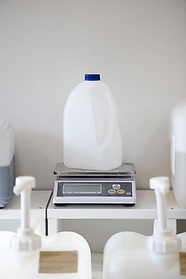 포토 JPG 선반 실내 사람없음 자연보호 재활용 무게 세제 친환경 대형 리필 무게측정 전자저울 플라스틱통 제로웨이스트 그린슈머 제로웨이스트샵 국내포토 가구 자연 통 저울 내부 환경 상점 그린캠페인 보호 플라스틱 사회이슈 측정 파일형식