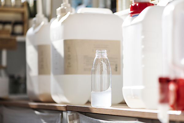 포토 JPG 선반 실내 사람없음 햇빛 자연보호 재활용 다양 소프트포커스 세제 친환경 대형 리필 플라스틱통 제로웨이스트 그린슈머 제로웨이스트샵 국내포토 가구 다수 자연 촬영기법 통 내부 태양 환경 상점 그린캠페인 보호 플라스틱 사회이슈 파일형식