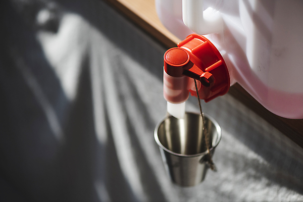 포토 JPG 선반 실내 사람없음 아웃포커스 자연보호 재활용 세제 양동이 친환경 대형 리필 플라스틱통 제로웨이스트 그린슈머 제로웨이스트샵 디스펜서 국내포토 가구 자연 촬영기법 통 내부 환경 상점 그린캠페인 보호 플라스틱 사회이슈 파일형식