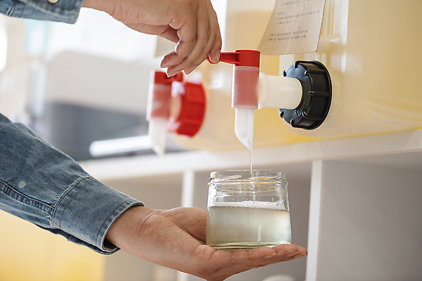 포토 JPG 손 유리병 선반 실내 들기 아웃포커스 신체부위 자연보호 재활용 잡기 세제 고객 수도꼭지 친환경 담기 리필 플라스틱통 제로웨이스트 그린슈머 제로웨이스트샵 디스펜서 국내포토 가구 모션 자연 병_용기 촬영기법 통 사람 내부 환경 상점 그린캠페인 보호 플라스틱 사회이슈 파일형식