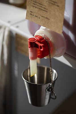 포토 JPG 선반 실내 사람없음 아웃포커스 자연보호 재활용 세제 양동이 친환경 리필 플라스틱통 제로웨이스트 그린슈머 제로웨이스트샵 디스펜서 국내포토 가구 자연 촬영기법 통 내부 환경 상점 그린캠페인 보호 플라스틱 사회이슈 파일형식