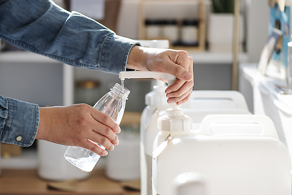 포토 JPG 손 실내 들기 아웃포커스 신체부위 자연보호 재활용 누름 세제 고객 친환경 담기 펌프 대형 리필 플라스틱통 제로웨이스트 그린슈머 제로웨이스트샵 디스펜서 국내포토 모션 자연 촬영기법 통 사람 내부 환경 상점 그린캠페인 보호 플라스틱 사회이슈 파일형식