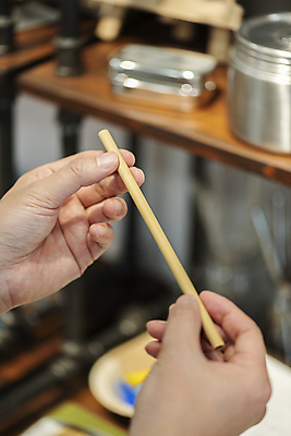 포토 JPG 손 실내 들기 아웃포커스 신체부위 자연보호 재활용 고객 에코 친환경 제로웨이스트 종이빨대 그린슈머 제로웨이스트샵 국내포토 모션 자연 촬영기법 빨대 사람 내부 환경 상점 그린캠페인 보호 사회이슈 파일형식