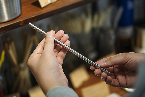 포토 JPG 손 실내 들기 아웃포커스 신체부위 자연보호 고객 에코 친환경 제로웨이스트 스테인레스빨대 다회용품 그린슈머 제로웨이스트샵 국내포토 모션 자연 촬영기법 빨대 사람 내부 환경 상점 그린캠페인 보호 사회이슈 재활용품 파일형식