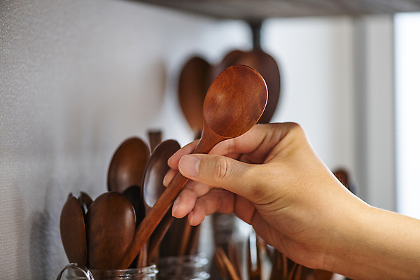 포토 JPG 손 유리병 실내 들기 목재 아웃포커스 신체부위 자연보호 재활용 고객 에코 친환경 나무숟가락 제로웨이스트 그린슈머 제로웨이스트샵 국내포토 나무 재료 모션 자연 병_용기 촬영기법 사람 내부 환경 상점 숟가락 그린캠페인 보호 사회이슈 파일형식