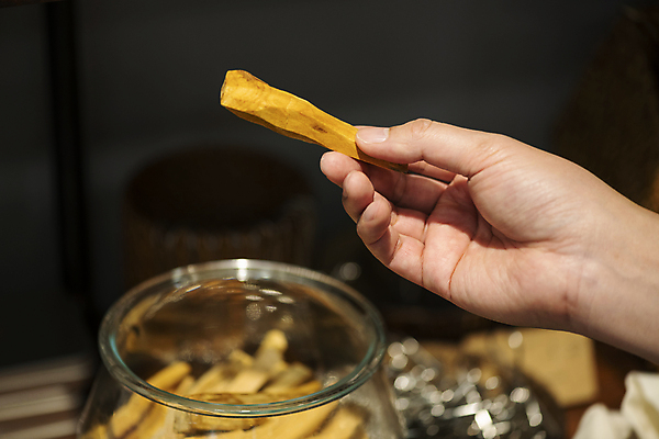 포토 JPG 손 검은배경 유리병 실내 들기 아웃포커스 신체부위 자연보호 재활용 고객 에코 친환경 아로마 제로웨이스트 그린슈머 팔로산토 제로웨이스트샵 국내포토 나무 백그라운드 모션 자연 병_용기 촬영기법 사람 내부 환경 상점 그린캠페인 검은색 보호 사회이슈 파일형식