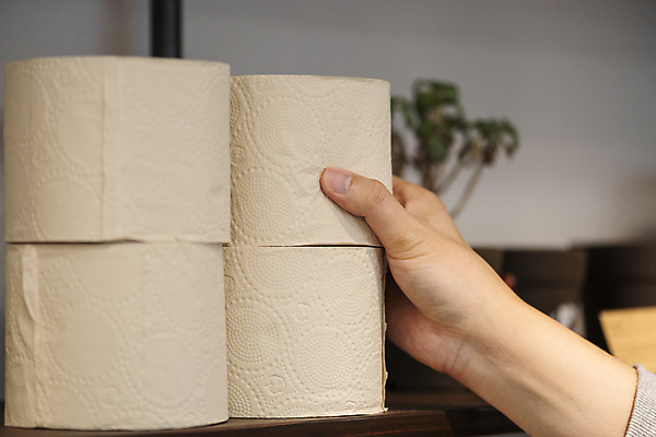 포토 JPG 손 실내 아웃포커스 신체부위 자연보호 재활용 만지기 잡기 고객 에코 친환경 재활용품 두루마리화장지 제로웨이스트 그린슈머 제로웨이스트샵 국내포토 모션 자연 촬영기법 사람 내부 환경 상점 그린캠페인 화장지 보호 사회이슈 파일형식