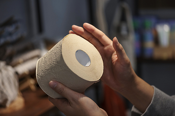 포토 JPG 손 실내 들기 아웃포커스 신체부위 자연보호 재활용 만지기 고객 에코 친환경 재활용품 두루마리화장지 제로웨이스트 그린슈머 제로웨이스트샵 국내포토 모션 자연 촬영기법 사람 내부 환경 상점 그린캠페인 화장지 보호 사회이슈 파일형식