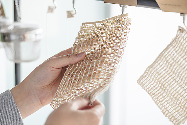 포토 JPG 손 실내 아웃포커스 신체부위 자연보호 재활용 만지기 고객 에코 친환경 수세미 재활용품 제로웨이스트 그린슈머 제로웨이스트샵 국내포토 모션 자연 촬영기법 사람 내부 환경 상점 그린캠페인 보호 사회이슈 파일형식