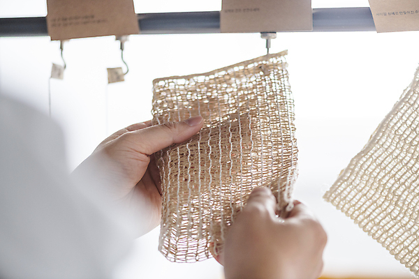 포토 JPG 손 실내 신체부위 자연보호 재활용 만지기 소프트포커스 고객 에코 친환경 수세미 제로웨이스트 그린슈머 제로웨이스트샵 국내포토 모션 자연 촬영기법 사람 내부 환경 상점 그린캠페인 보호 사회이슈 파일형식