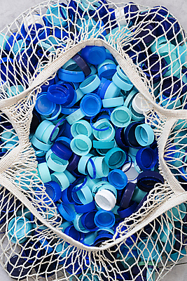 포토 JPG 실내 사람없음 하이앵글 자연보호 재활용 뚜껑 그물 플라스틱 병뚜껑 친환경 담기 분리수거 제로웨이스트 그린슈머 제로웨이스트샵 국내포토 뷰포인트 모션 자연 재질 내부 환경 상점 그린캠페인 보호 사회이슈 파일형식