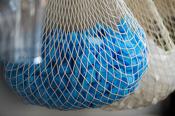 포토 JPG 실내 사람없음 자연보호 재활용 뚜껑 그물 소프트포커스 플라스틱 병뚜껑 친환경 담기 분리수거 제로웨이스트 그린슈머 제로웨이스트샵 국내포토 모션 자연 재질 촬영기법 내부 환경 상점 그린캠페인 보호 사회이슈 파일형식