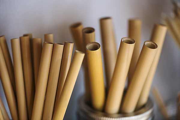 포토 JPG 실내 사람없음 아웃포커스 자연보호 재활용 병 흰배경 친환경 담기 제로웨이스트 종이빨대 그린슈머 제로웨이스트샵 국내포토 식기 백그라운드 모션 자연 촬영기법 빨대 내부 환경 상점 그린캠페인 흰색 보호 사회이슈 파일형식