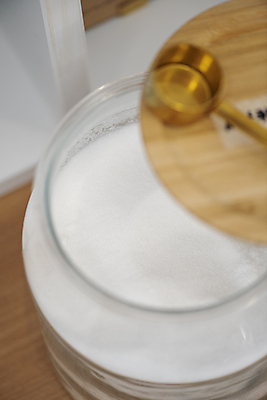 포토 JPG 유리병 실내 사람없음 자연보호 숟가락 재활용 뚜껑 소프트포커스 친환경 제로웨이스트 그린슈머 베이킹파우더 제로웨이스트샵 국내포토 식재료 자연 병_용기 촬영기법 수저 내부 환경 상점 그린캠페인 보호 사회이슈 파일형식