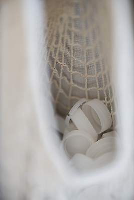 포토 JPG 실내 사람없음 자연보호 재활용 뚜껑 그물 소프트포커스 플라스틱 병뚜껑 친환경 담기 분리수거 제로웨이스트 그린슈머 제로웨이스트샵 국내포토 모션 자연 재질 촬영기법 내부 환경 상점 그린캠페인 보호 사회이슈 파일형식