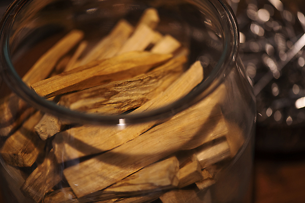 포토 JPG 실내 사람없음 아웃포커스 자연보호 병 친환경 아로마 제로웨이스트 그린슈머 팔로산토 제로웨이스트샵 국내포토 나무 식기 자연 촬영기법 내부 환경 상점 그린캠페인 보호 사회이슈 파일형식