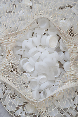 포토 JPG 실내 사람없음 하이앵글 자연보호 재활용 뚜껑 그물 플라스틱 병뚜껑 가득함 친환경 담기 분리수거 제로웨이스트 그린슈머 제로웨이스트샵 국내포토 뷰포인트 모션 자연 재질 내부 환경 상점 그린캠페인 보호 사회이슈 파일형식