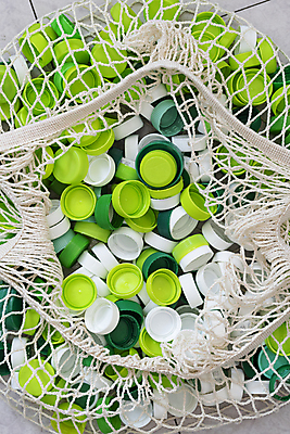 포토 JPG 실내 사람없음 하이앵글 자연보호 재활용 뚜껑 그물 플라스틱 병뚜껑 가득함 친환경 담기 분리수거 제로웨이스트 그린슈머 제로웨이스트샵 국내포토 뷰포인트 모션 자연 재질 내부 환경 상점 그린캠페인 보호 사회이슈 파일형식