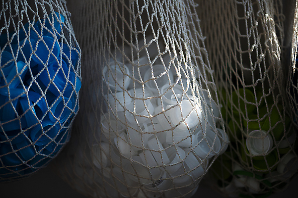 포토 JPG 실내 사람없음 자연보호 재활용 뚜껑 그물 플라스틱 병뚜껑 친환경 담기 분리수거 제로웨이스트 그린슈머 제로웨이스트샵 국내포토 모션 자연 재질 내부 환경 상점 그린캠페인 보호 사회이슈 파일형식