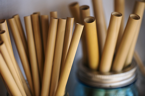 포토 JPG 실내 사람없음 아웃포커스 자연보호 재활용 병 친환경 담기 제로웨이스트 종이빨대 그린슈머 제로웨이스트샵 국내포토 식기 모션 자연 촬영기법 빨대 내부 환경 상점 그린캠페인 보호 사회이슈 파일형식