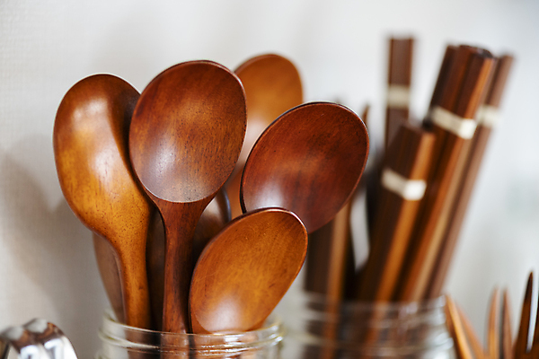 포토 JPG 실내 사람없음 아웃포커스 자연보호 재활용 병 흰배경 친환경 담기 나무숟가락 나무젓가락 제로웨이스트 그린슈머 제로웨이스트샵 국내포토 식기 백그라운드 젓가락 모션 자연 촬영기법 내부 환경 상점 숟가락 그린캠페인 흰색 보호 사회이슈 파일형식