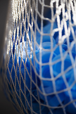 포토 JPG 실내 근접촬영 사람없음 자연보호 재활용 뚜껑 그물 소프트포커스 플라스틱 병뚜껑 친환경 담기 분리수거 제로웨이스트 그린슈머 제로웨이스트샵 국내포토 뷰포인트 모션 자연 재질 촬영기법 내부 환경 상점 그린캠페인 보호 사회이슈 파일형식