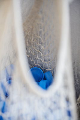 포토 JPG 실내 사람없음 자연보호 재활용 뚜껑 그물 소프트포커스 플라스틱 병뚜껑 친환경 담기 분리수거 제로웨이스트 그린슈머 제로웨이스트샵 국내포토 모션 자연 재질 촬영기법 내부 환경 상점 그린캠페인 보호 사회이슈 파일형식