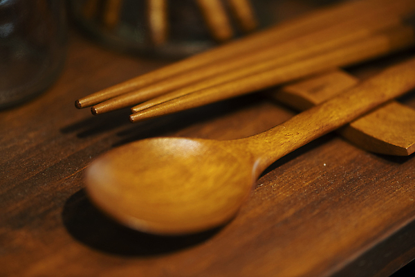 포토 JPG 선반 실내 사람없음 아웃포커스 자연보호 재활용 친환경 나무숟가락 나무젓가락 나무탁자 젓가락받침대 제로웨이스트 그린슈머 제로웨이스트샵 국내포토 가구 젓가락 자연 탁자 촬영기법 내부 환경 상점 숟가락 그린캠페인 보호 사회이슈 수저받침대 파일형식