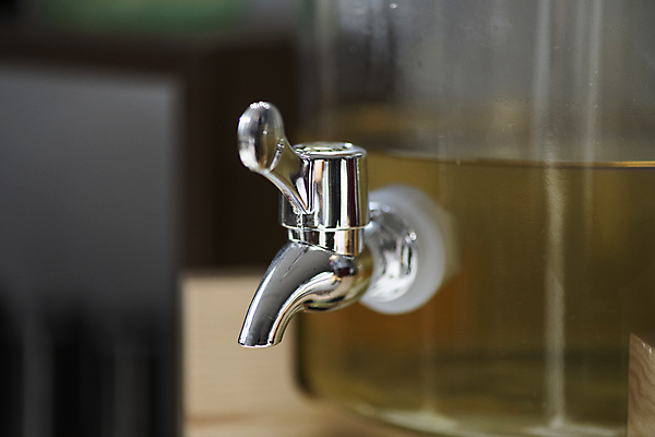 포토 JPG 선반 실내 사람없음 자연보호 재활용 용기 세제 수도꼭지 친환경 대형 플라스틱통 제로웨이스트 그린슈머 제로웨이스트샵 국내포토 그릇 가구 자연 통 내부 환경 상점 그린캠페인 보호 플라스틱 사회이슈 파일형식