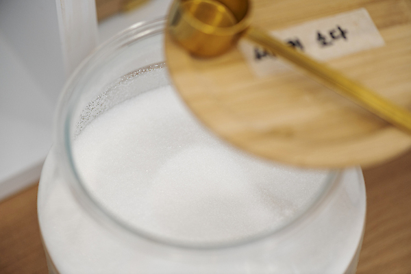 포토 JPG 실내 사람없음 자연보호 숟가락 재활용 뚜껑 병 소프트포커스 친환경 계량스푼 제로웨이스트 그린슈머 베이킹파우더 제로웨이스트샵 국내포토 식기 식재료 자연 주방용품 촬영기법 수저 내부 환경 상점 그린캠페인 보호 사회이슈 파일형식