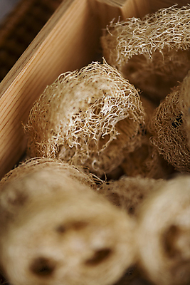 포토 JPG 실내 사람없음 자연보호 재활용 소프트포커스 나무상자 친환경 담기 천연 수세미 제로웨이스트 그린슈머 제로웨이스트샵 국내포토 모션 자연 촬영기법 내부 상자 환경 상점 그린캠페인 보호 사회이슈 파일형식