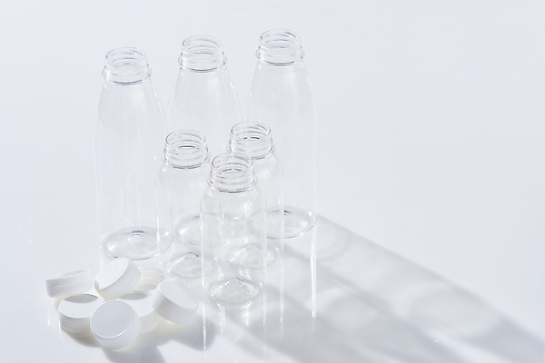 포토 JPG 스튜디오촬영 백그라운드 실내 그림자 사람없음 자연보호 재활용 뚜껑 흰색 투명 병 흰배경 친환경 플라스틱통 제로웨이스트 그린슈머 국내포토 식기 컬러 자연 통 내부 환경 그린캠페인 보호 플라스틱 사회이슈 파일형식