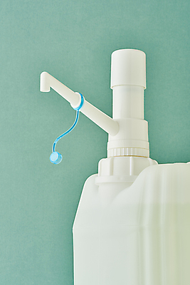 포토 JPG 스튜디오촬영 실내 사람없음 자연보호 재활용 세제 친환경 대형 플라스틱통 제로웨이스트 민트색배경 그린슈머 국내포토 백그라운드 자연 통 내부 환경 그린캠페인 보호 플라스틱 사회이슈 민트색 파일형식