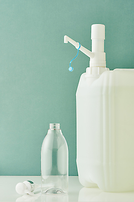 포토 JPG 스튜디오촬영 실내 사람없음 자연보호 재활용 병 세제 친환경 대형 플라스틱통 제로웨이스트 민트색배경 그린슈머 국내포토 식기 백그라운드 자연 통 내부 환경 그린캠페인 보호 플라스틱 사회이슈 민트색 파일형식