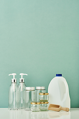 포토 JPG 스튜디오촬영 유리병 실내 사람없음 자연보호 재활용 뚜껑 투명 친환경 스쿱 플라스틱통 카피스페이스 제로웨이스트 민트색배경 그린슈머 국내포토 백그라운드 자연 병_용기 통 내부 환경 그린캠페인 공백 보호 플라스틱 사회이슈 민트색 파일형식