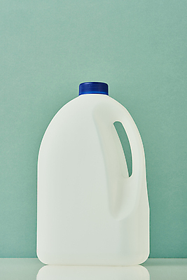 포토 JPG 스튜디오촬영 실내 사람없음 자연보호 재활용 친환경 대형 플라스틱통 제로웨이스트 민트색배경 그린슈머 국내포토 백그라운드 자연 통 내부 환경 그린캠페인 보호 플라스틱 사회이슈 민트색 파일형식