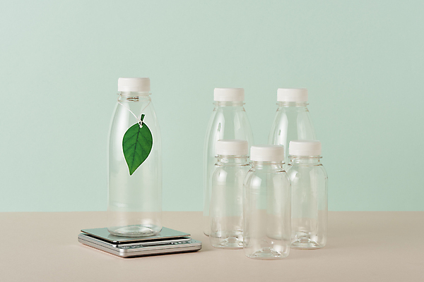 포토 JPG 스튜디오촬영 나뭇잎 실내 사람없음 꼬리표 자연보호 재활용 투명 친환경 전자저울 플라스틱통 제로웨이스트 민트색배경 그린슈머 국내포토 백그라운드 잎 자연 통 저울 내부 라벨 환경 그린캠페인 보호 플라스틱 사회이슈 민트색 파일형식