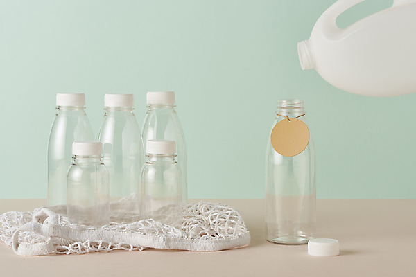 포토 JPG 스튜디오촬영 실내 사람없음 꼬리표 자연보호 재활용 그물 투명 붓기 친환경 플라스틱통 제로웨이스트 민트색배경 그린슈머 국내포토 백그라운드 모션 자연 통 내부 라벨 환경 그린캠페인 보호 플라스틱 사회이슈 민트색 파일형식