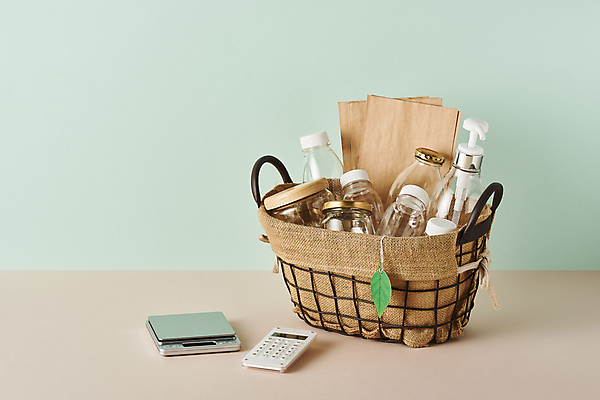 포토 JPG 스튜디오촬영 유리병 나뭇잎 실내 사람없음 종이봉투 꼬리표 바구니 자연보호 재활용 계산기 플라스틱 친환경 담기 전자저울 플라스틱통 제로웨이스트 민트색배경 그린슈머 국내포토 백그라운드 잎 모션 자연 재질 병_용기 문구용품 봉투 통 저울 내부 라벨 환경 그린캠페인 장비 보호 사회이슈 민트색 파일형식