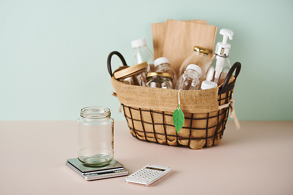 포토 JPG 스튜디오촬영 유리병 나뭇잎 실내 사람없음 종이봉투 꼬리표 바구니 자연보호 재활용 계산기 친환경 담기 전자저울 플라스틱통 제로웨이스트 민트색배경 그린슈머 국내포토 백그라운드 잎 모션 자연 병_용기 문구용품 봉투 통 저울 내부 라벨 환경 그린캠페인 장비 보호 플라스틱 사회이슈 민트색 파일형식