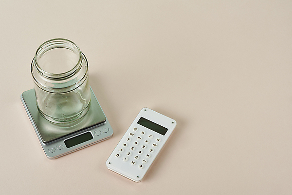 포토 JPG 스튜디오촬영 유리병 실내 사람없음 하이앵글 자연보호 재활용 계산기 친환경 전자저울 갈색배경 제로웨이스트 그린슈머 국내포토 뷰포인트 백그라운드 자연 병_용기 문구용품 저울 내부 갈색 환경 그린캠페인 장비 보호 사회이슈 파일형식