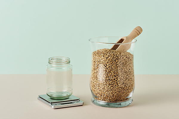 포토 JPG 스튜디오촬영 유리병 실내 사람없음 자연보호 재활용 친환경 담기 스쿱 전자저울 갈색배경 제로웨이스트 귀리 민트색배경 그린슈머 국내포토 백그라운드 모션 자연 병_용기 곡류 저울 내부 갈색 환경 그린캠페인 보호 사회이슈 민트색 파일형식