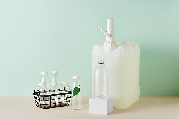 포토 JPG 스튜디오촬영 나뭇잎 실내 사람없음 꼬리표 바구니 자연보호 재활용 플라스틱 세제 받침대 친환경 대형 플라스틱통 제로웨이스트 민트색배경 그린슈머 국내포토 백그라운드 잎 자연 재질 통 내부 라벨 환경 그린캠페인 보호 사회이슈 민트색 파일형식