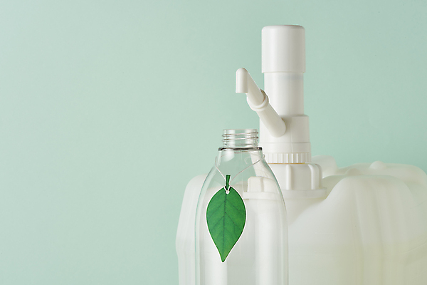 포토 JPG 스튜디오촬영 나뭇잎 실내 사람없음 꼬리표 자연보호 재활용 플라스틱 세제 친환경 플라스틱통 제로웨이스트 민트색배경 그린슈머 국내포토 백그라운드 잎 자연 재질 통 내부 라벨 환경 그린캠페인 보호 사회이슈 민트색 파일형식